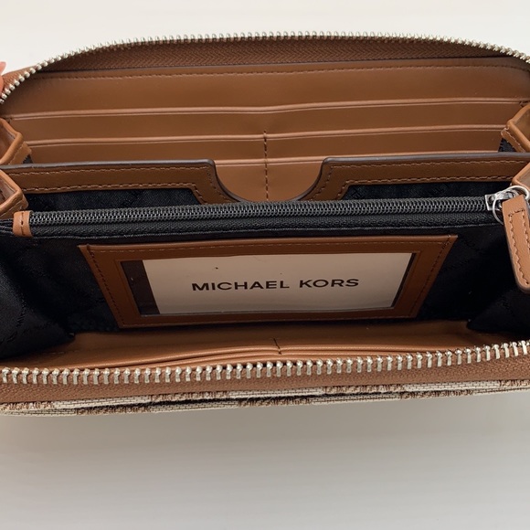 Michael Kors Men’s Women’s Cooper Tech Zip Around Continental Wallet
Light Cream - Picture 11 of 13